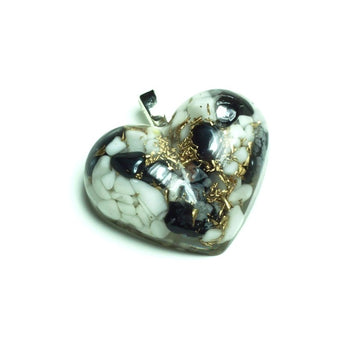 マグネサイトのハート型ペンダント《ボヘミアンオルゴナイト》3×1.5cm